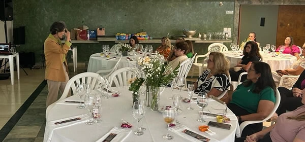 Angela Castro - Etiqueta à Mesa